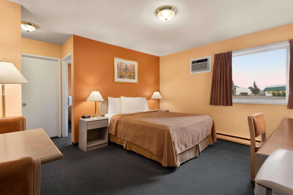 Postel nebo postele na pokoji v ubytování Travelodge by Wyndham Quesnel BC