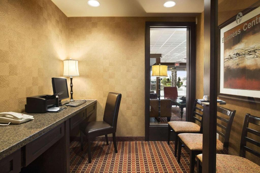 Posezení v ubytování Ramada by Wyndham Surrey/Langley