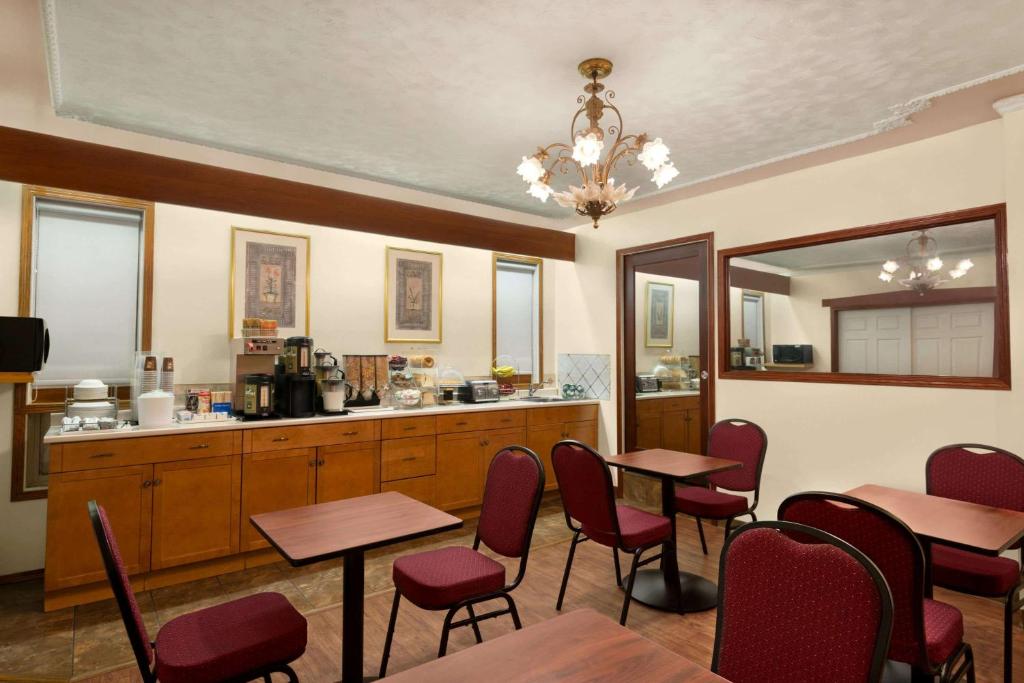 Restaurace v ubytování Travelodge by Wyndham Quesnel BC
