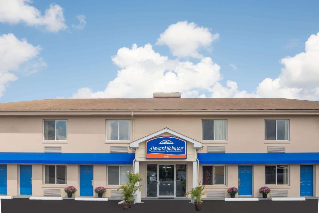 una locanda con un cartello sulla parte anteriore di Howard Johnson by Wyndham Springfield a Springfield