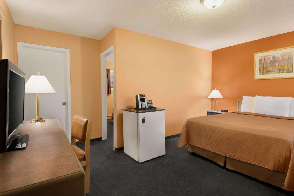Postel nebo postele na pokoji v ubytování Travelodge by Wyndham Quesnel BC