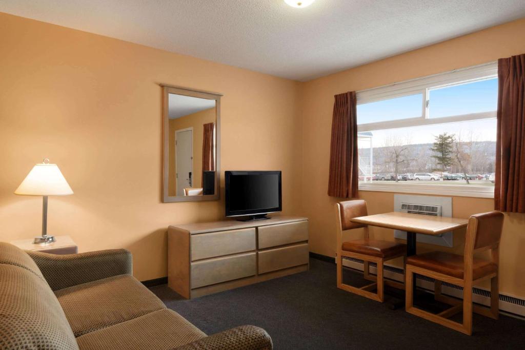 TV a/nebo společenská místnost v ubytování Travelodge by Wyndham Quesnel BC