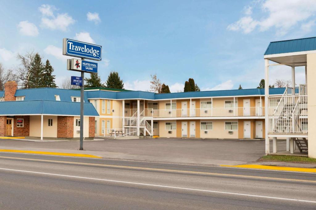 a hotel with a street sign in front of it at Travelodge by Wyndham Quesnel BC in Quesnel