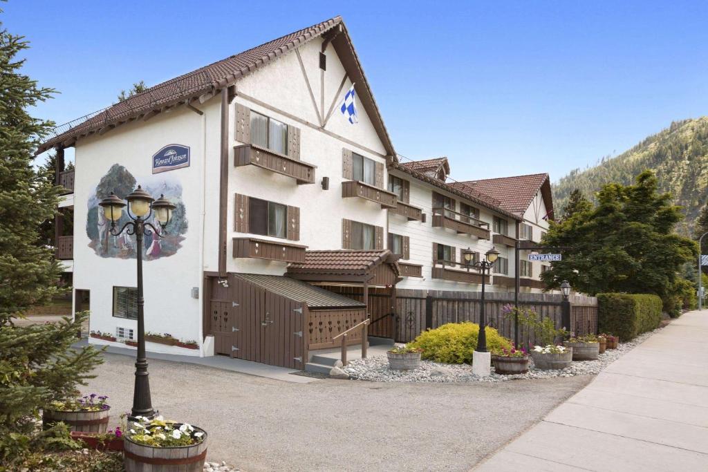 un bâtiment avec un éclairage de rue devant lui dans l'établissement Howard Johnson by Wyndham Leavenworth, à Leavenworth