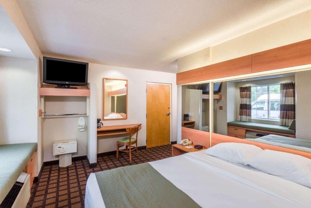 Ein Bett oder Betten in einem Zimmer der Unterkunft Microtel Inn &amp; Suites by Wyndham Uncasville Casino Area
