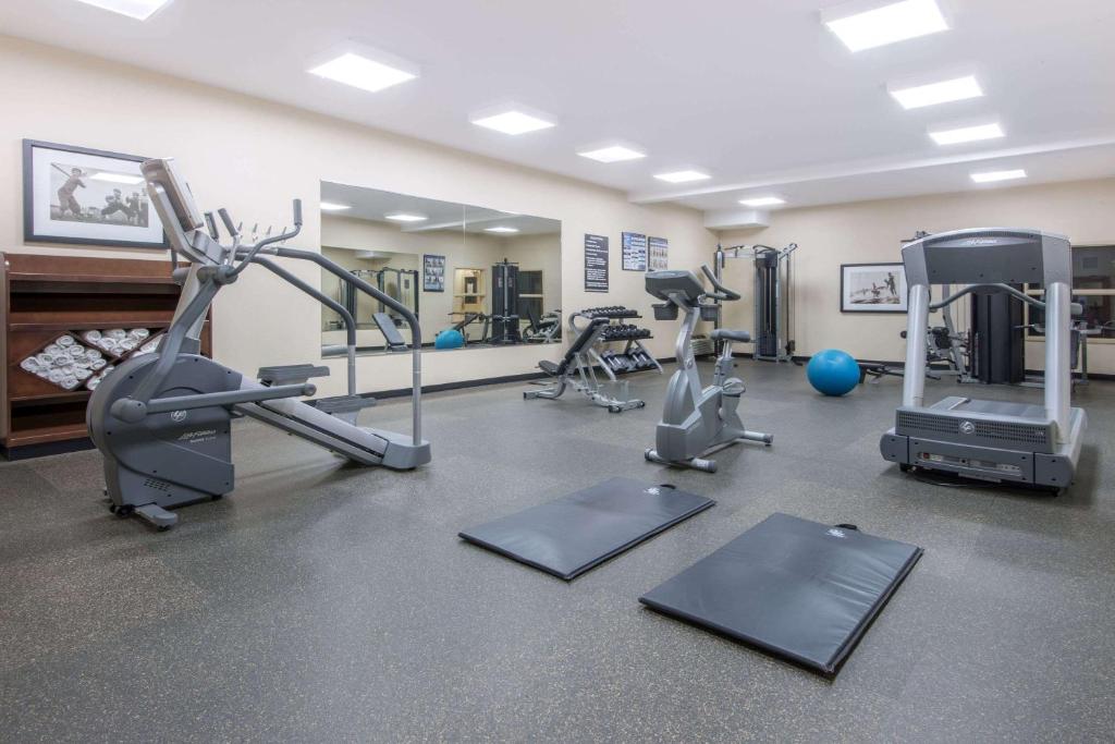 Fitness centrum a/nebo fitness zařízení v ubytování Ramada by Wyndham Wainwright