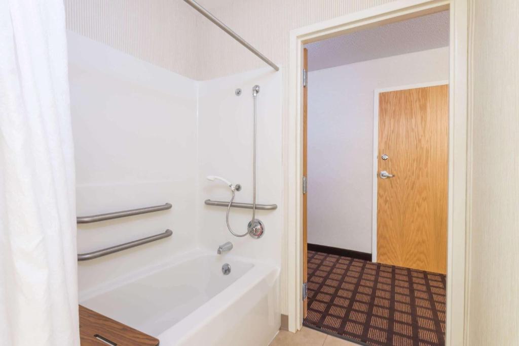 Ein Badezimmer in der Unterkunft Microtel Inn &amp; Suites by Wyndham Uncasville Casino Area
