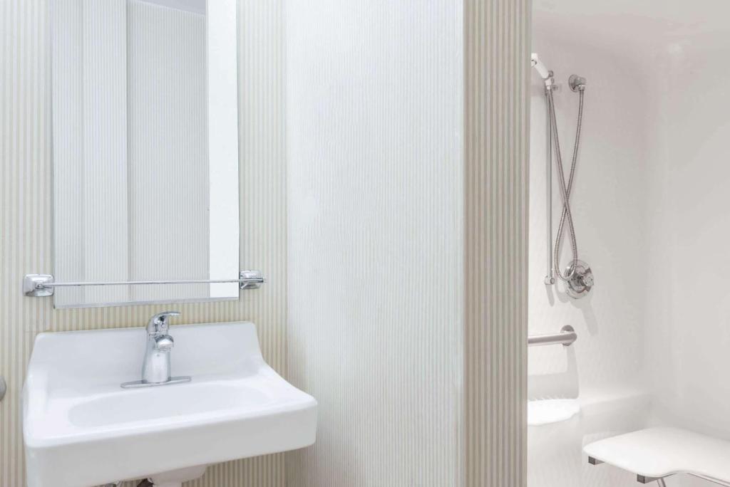 Ein Badezimmer in der Unterkunft Microtel Inn &amp; Suites by Wyndham Uncasville Casino Area
