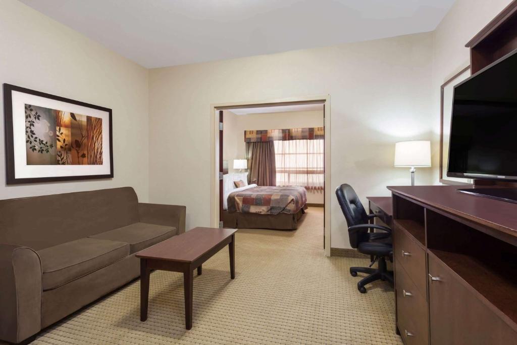 Ramada by Wyndham Weyburn photo