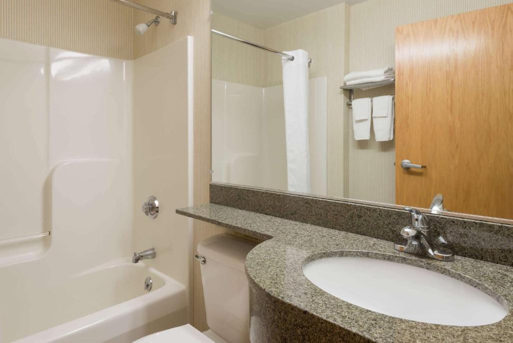 Ein Badezimmer in der Unterkunft Microtel Inn &amp; Suites by Wyndham Uncasville Casino Area