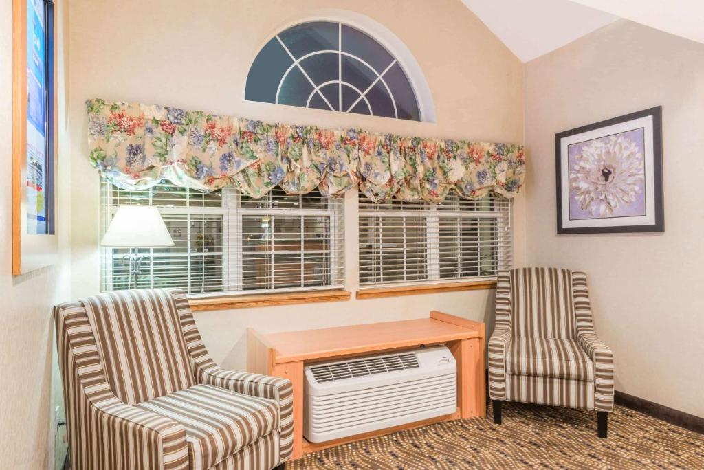 Ein Sitzbereich in der Unterkunft Microtel Inn &amp; Suites by Wyndham Uncasville Casino Area