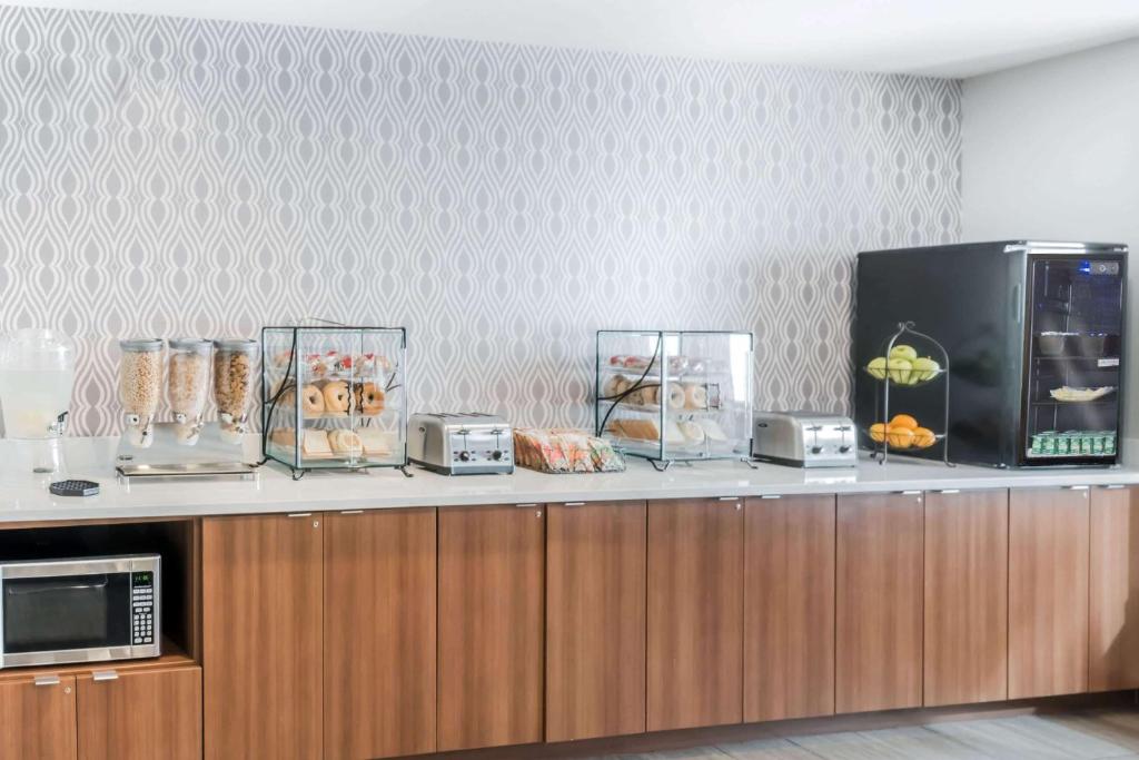 Kuchyň nebo kuchyňský kout v ubytování Microtel By Wyndham Victor