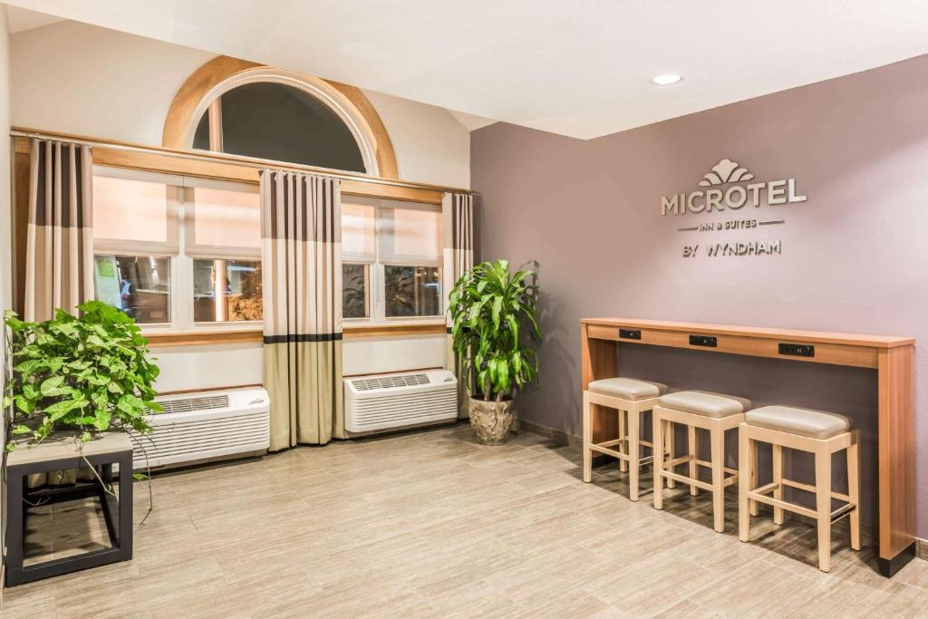 Kuchyň nebo kuchyňský kout v ubytování Microtel By Wyndham Victor