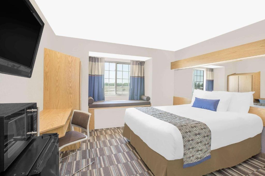 MICROTEL Inn and Suites - Ames - Queen Studio Suite - No Fumadores