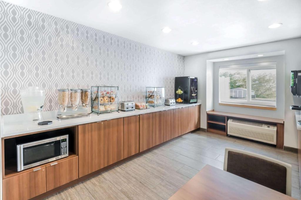Kuchyň nebo kuchyňský kout v ubytování Microtel By Wyndham Victor