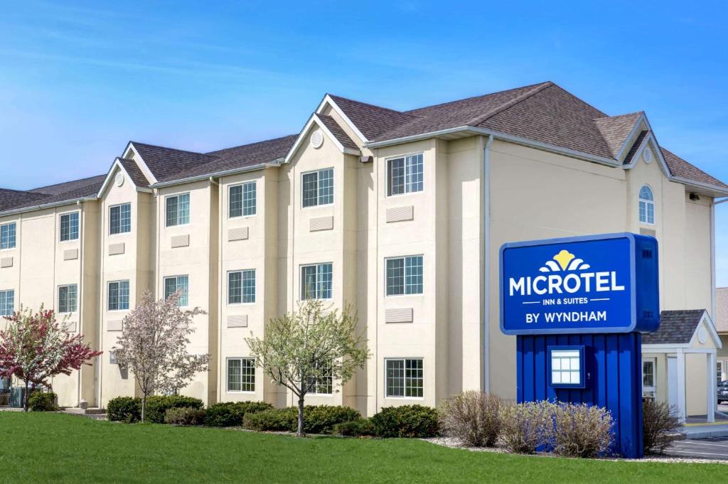 Microtel Inn & Suites by Wyndham Mankato في مانكاتو: مبنى أمامه لوحة صغيرة