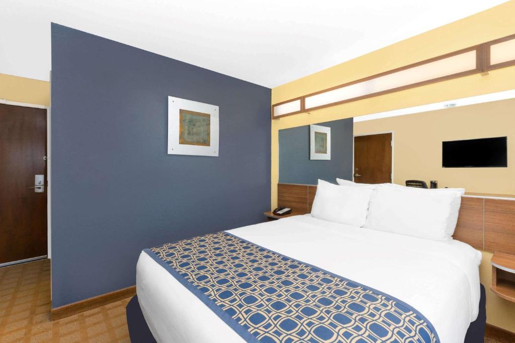Postel nebo postele na pokoji v ubytování Microtel Inn & Suites - Kearney