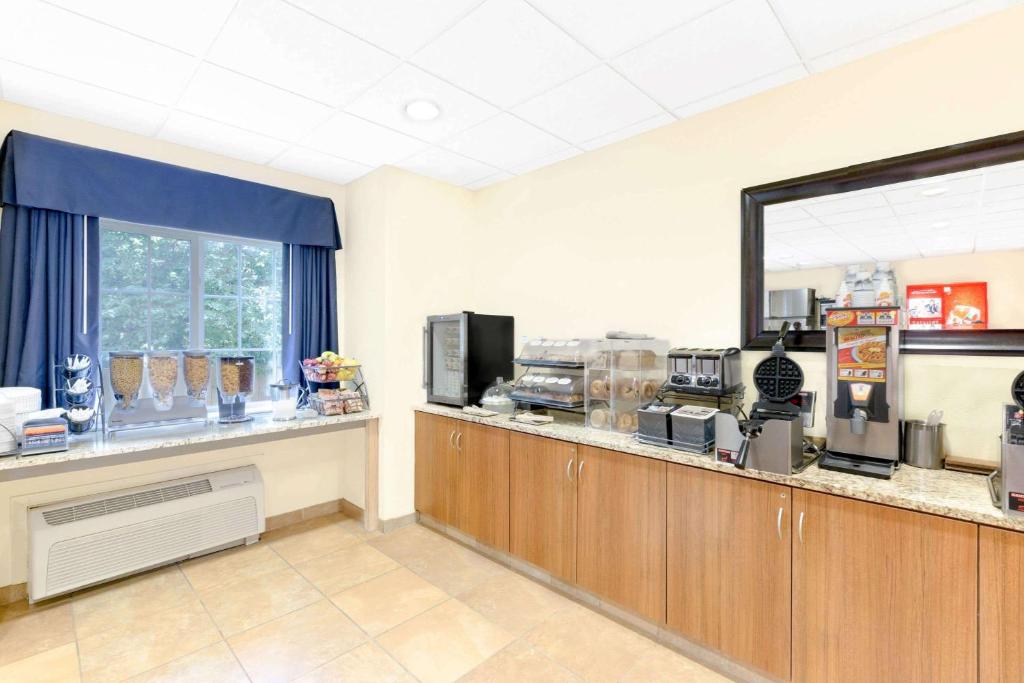 Kuchyň nebo kuchyňský kout v ubytování Microtel Inn & Suites - Kearney