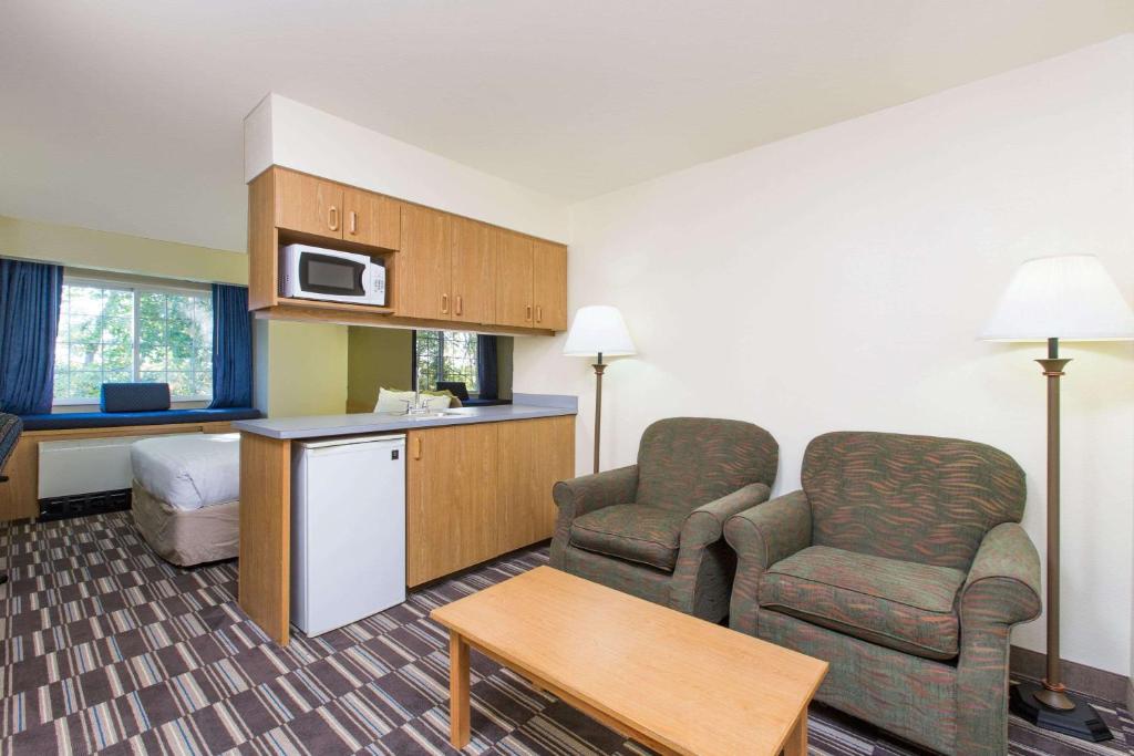 Kuchyň nebo kuchyňský kout v ubytování Baymont Inn & Suites by Wyndham Anchorage Airport