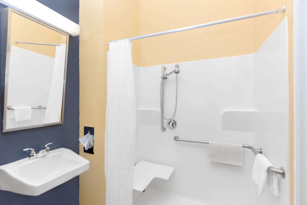 Koupelna v ubytování Microtel Inn & Suites - Kearney
