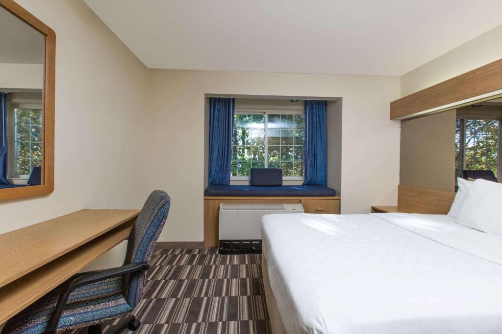 Postel nebo postele na pokoji v ubytování Baymont Inn & Suites by Wyndham Anchorage Airport