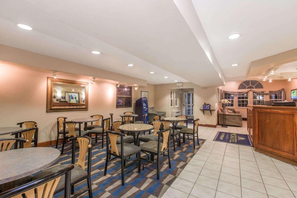 Kuchyň nebo kuchyňský kout v ubytování Baymont Inn & Suites by Wyndham Anchorage Airport
