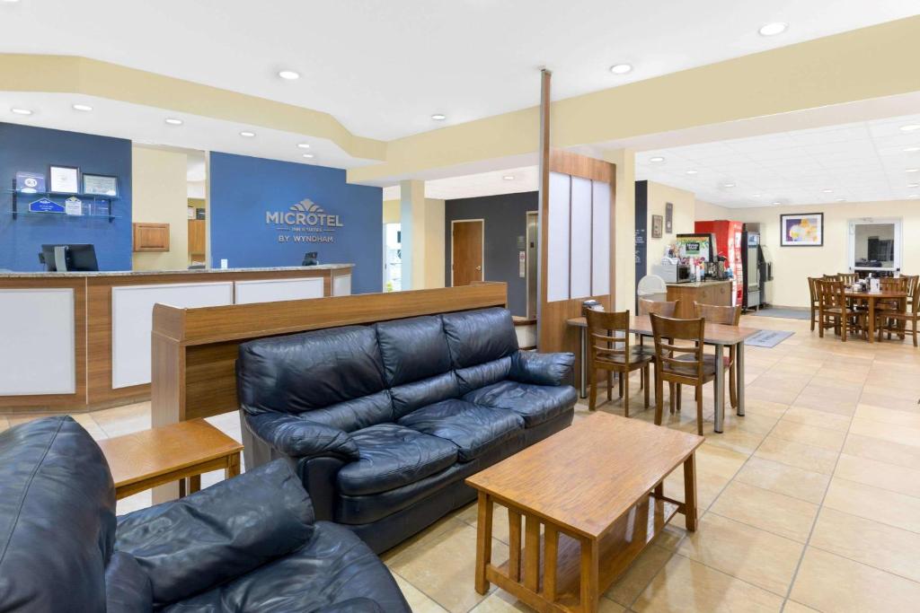 Posezení v ubytování Microtel Inn & Suites - Kearney