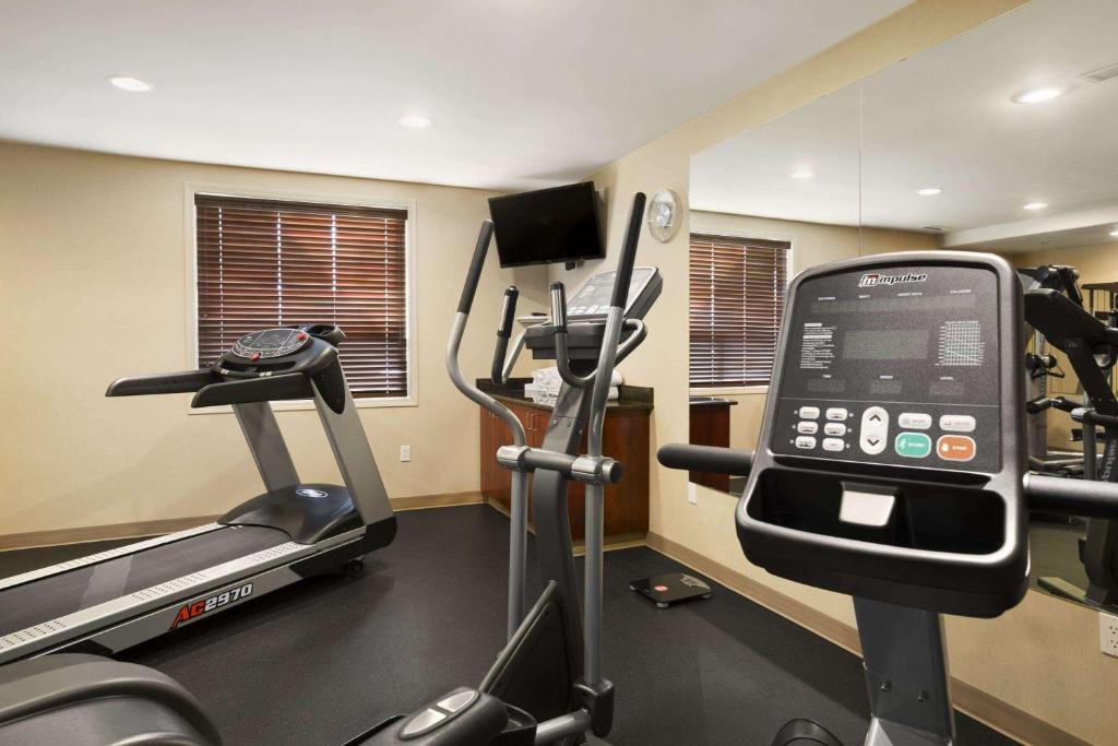 Fitness centrum a/nebo fitness zařízení v ubytování Ramada by Wyndham Edson