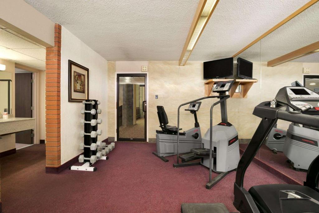 Fitness centrum a/nebo fitness zařízení v ubytování Ramada by Wyndham Lethbridge