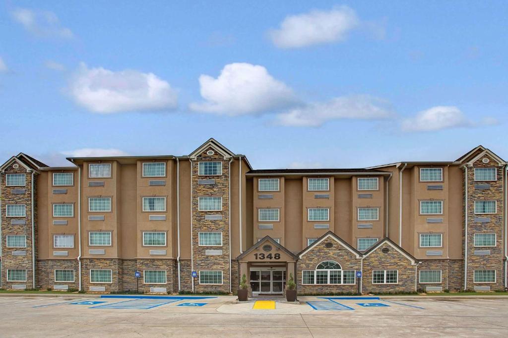 um grande edifício de tijolos com muitas janelas em Microtel Inn & Suites - Cartersville em Cartersville