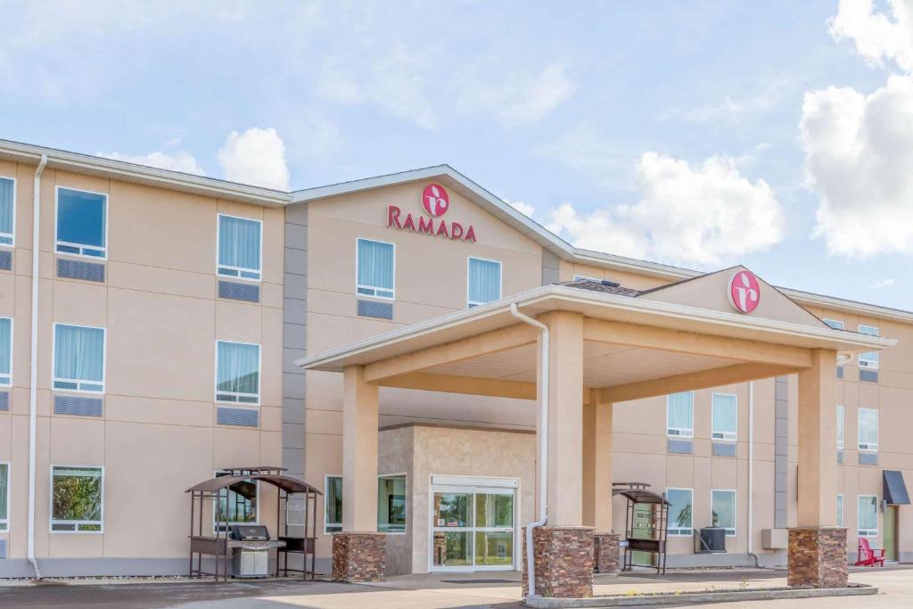 eine Darstellung eines Ramada-Hotels in der Unterkunft Ramada by Wyndham Carlyle in Carlyle