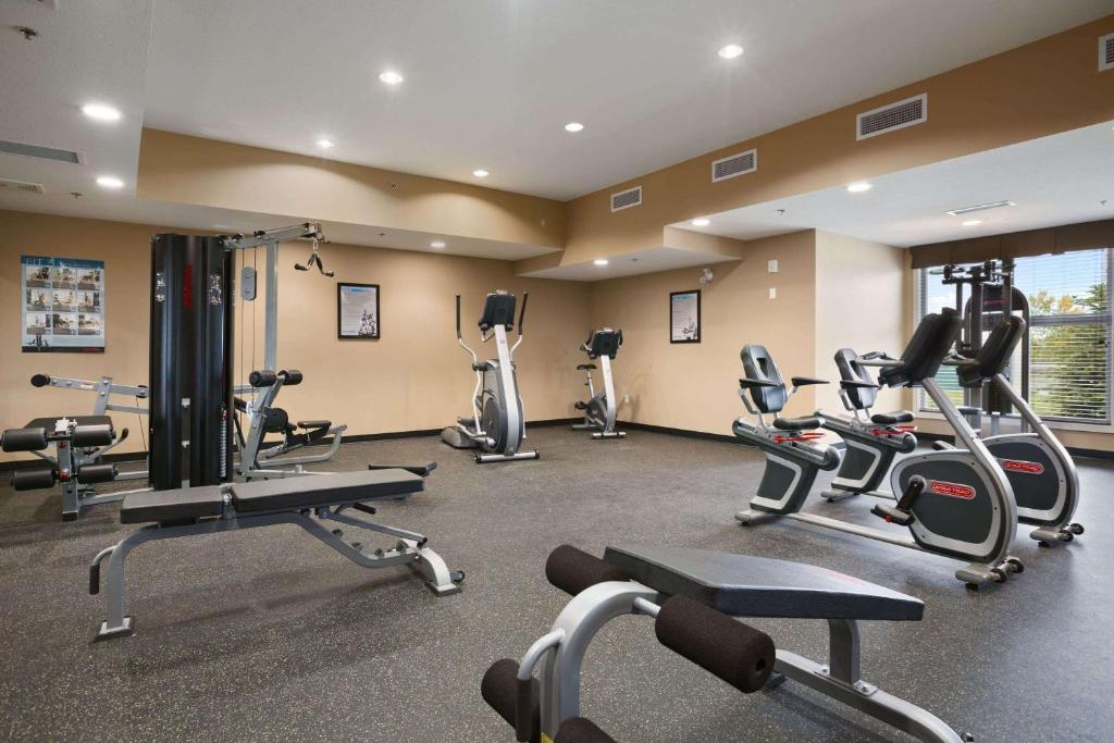Fitness centrum a/nebo fitness zařízení v ubytování Microtel Inn & Suites by Wyndham Blackfalds
