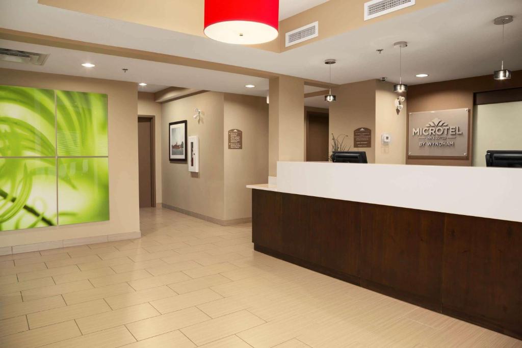Vstupní hala nebo recepce v ubytování Microtel Inn & Suites by Wyndham Blackfalds