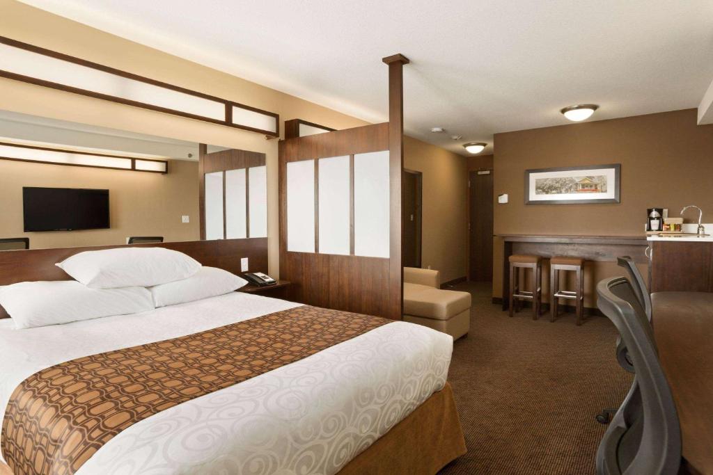 Postel nebo postele na pokoji v ubytování Microtel Inn & Suites by Wyndham Blackfalds