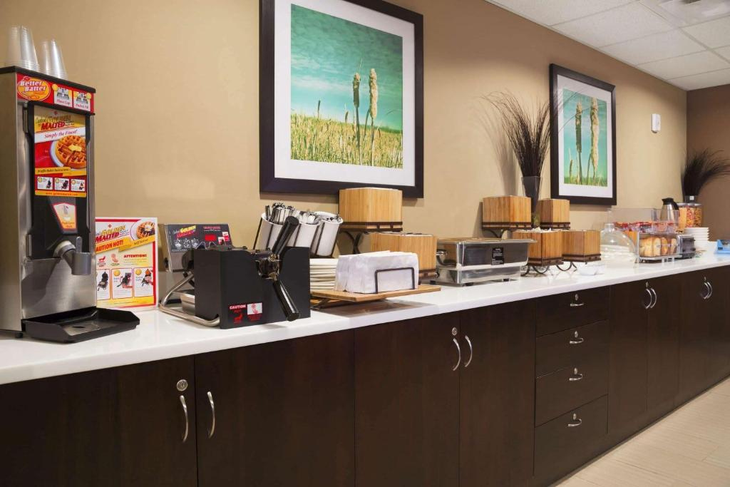 Příslušenství pro přípravu čaje a kávy v ubytování Microtel Inn & Suites by Wyndham Blackfalds