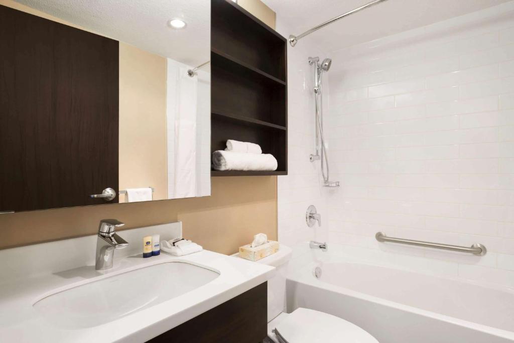 Koupelna v ubytování Microtel Inn & Suites by Wyndham Blackfalds