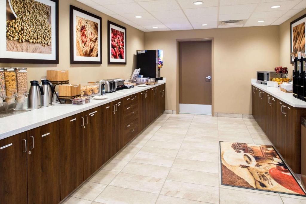 Kuchyň nebo kuchyňský kout v ubytování Microtel Inn & Suites by Wyndham Red Deer