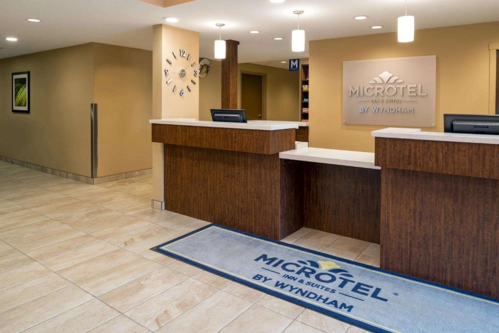 Vstupní hala nebo recepce v ubytování Microtel Inn & Suites by Wyndham Red Deer
