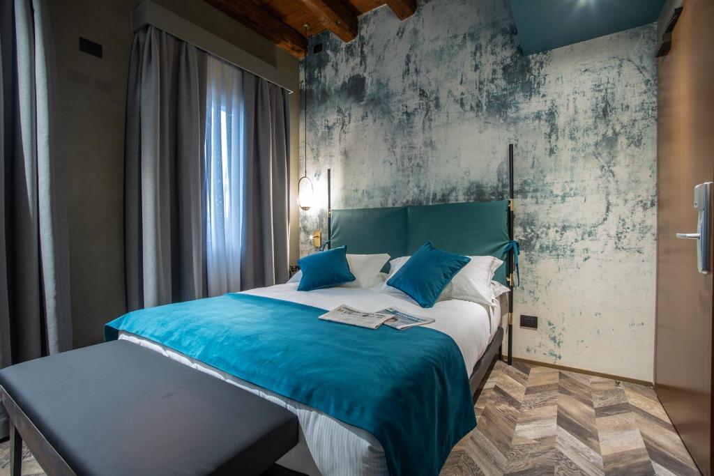 A bed or beds in a room at Hotel Forte del 48