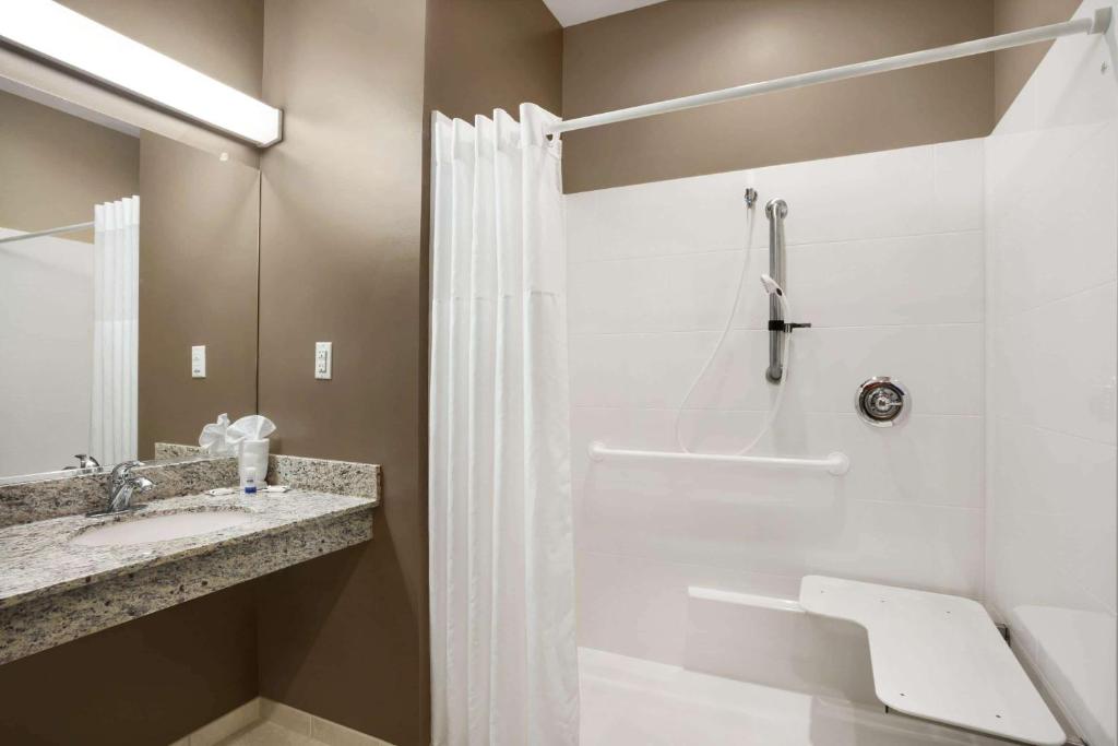 Microtel Inn & Suites by Wyndham Cambridge - Queen Studio Suite - Mobility Access/Non-Smoking