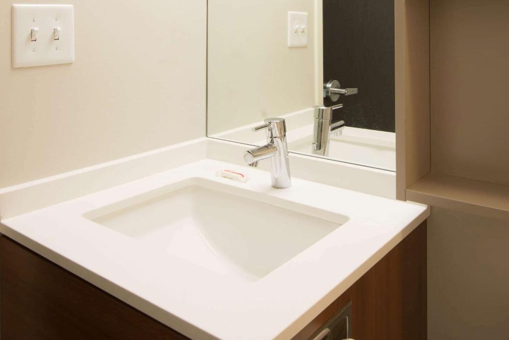 Microtel Inn & Suites by Wyndham Philadelphia Airport Ridley Park photo