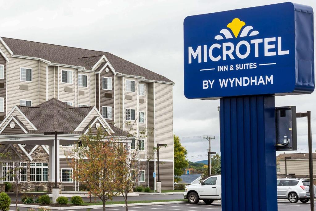 una señal azul frente a un edificio en Microtel Inn & Suites by Wyndham Altoona en Altoona