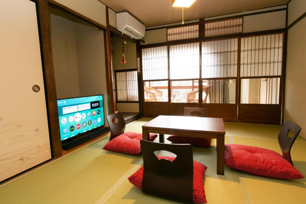 Holy's House - Two-Bedroom Apartment