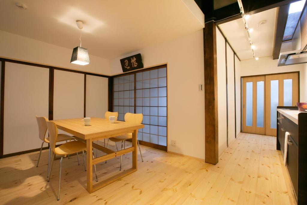 京都市にあるHoly's Houseのキッチン、ダイニングルーム(木製のテーブルと椅子付)