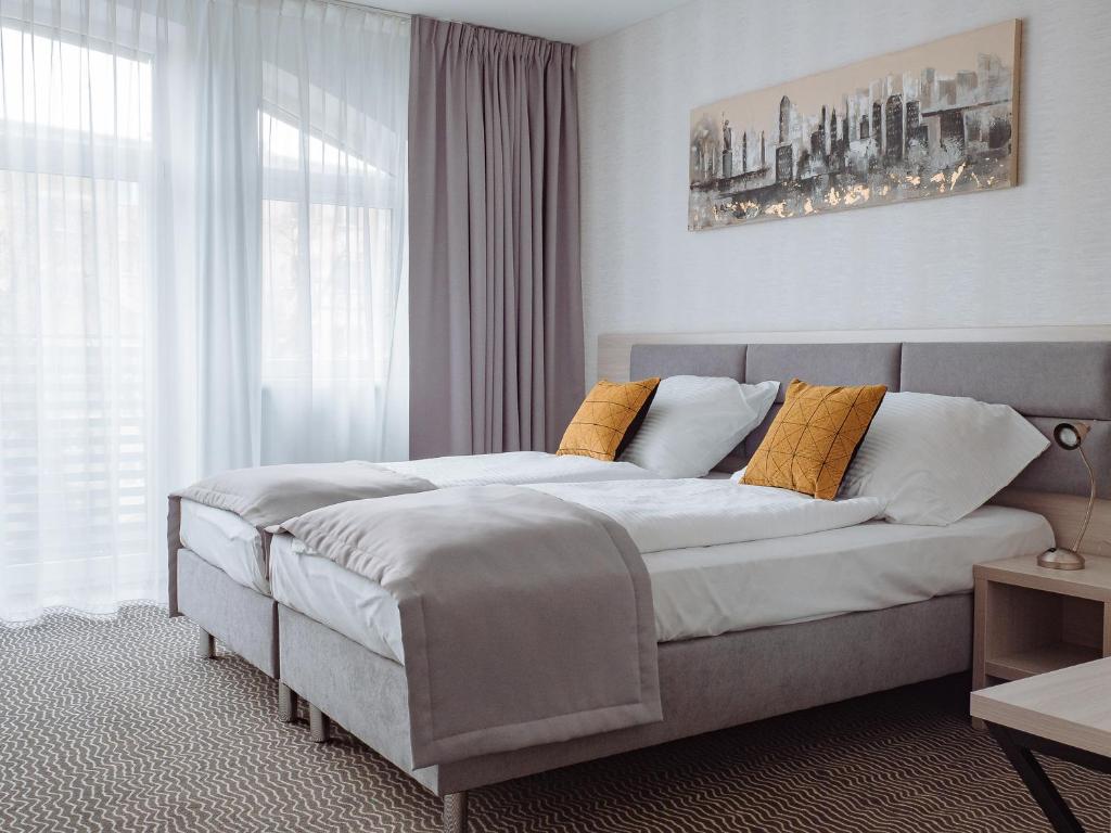 Ένα ή περισσότερα κρεβάτια σε δωμάτιο στο Hotel Chrobrego9