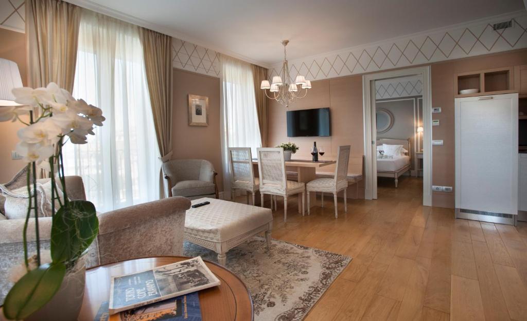 Televízia a/alebo spoločenská miestnosť v ubytovaní Villa Vitae