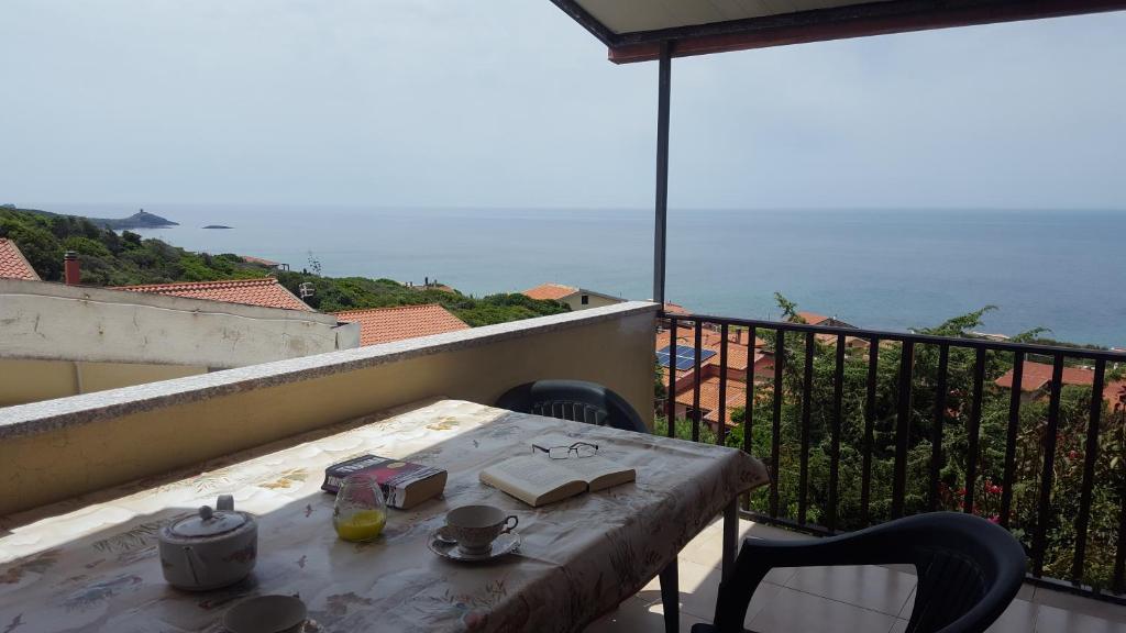 un tavolo su un balcone con vista sull'oceano di Attico Bouganville a Magomadas