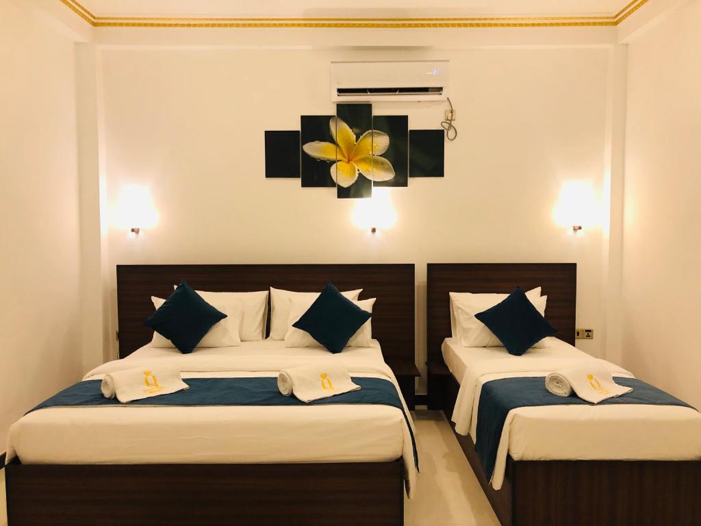 Postel nebo postele na pokoji v ubytování Negombo New Queen's Palace