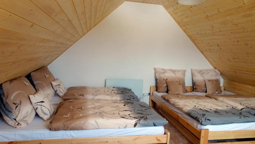Postel nebo postele na pokoji v ubytování Rychlebská Pohoda