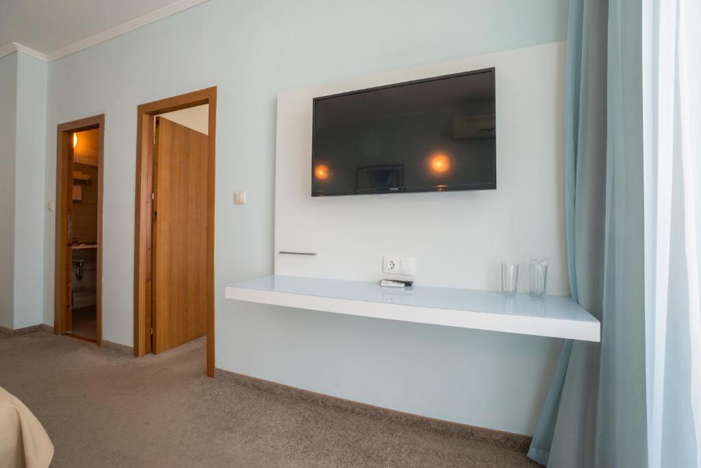 TV a/nebo společenská místnost v ubytování Hotel Perla Beach Club - All Inclusive